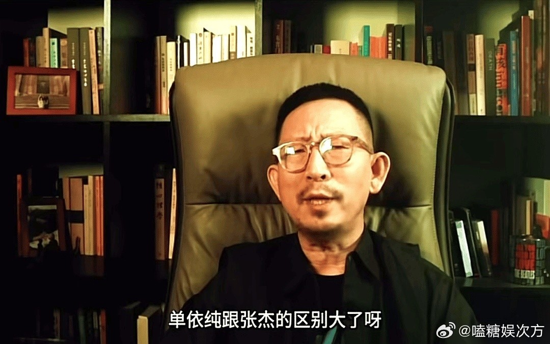 丁太升又开麦了。 这次，他直接把张杰和陈小春放在一台手术台上，一刀下去，划开的不