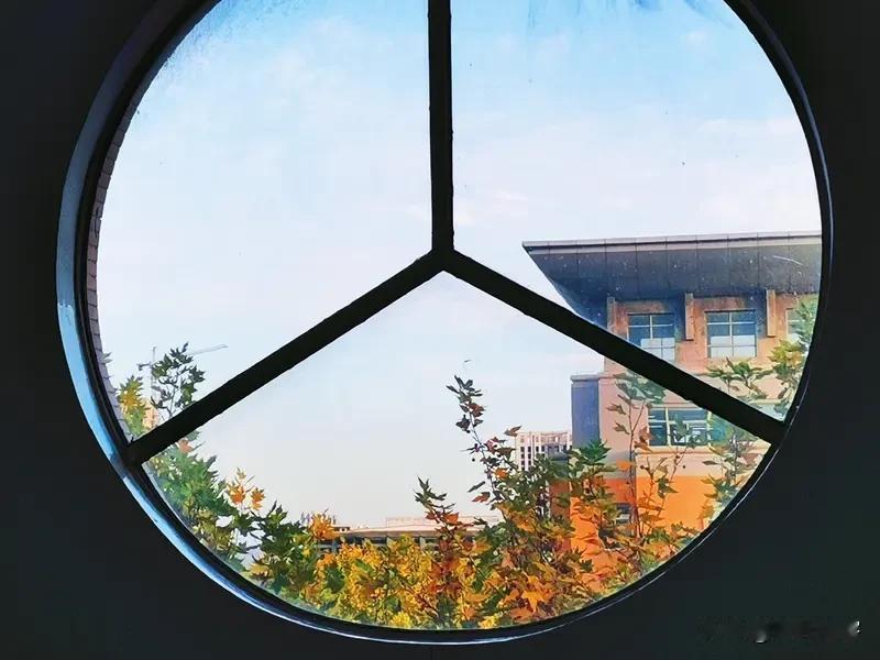 上联:窗含春夏秋冬景;
下联:门泊东南西北船。
友友请邀对下联 友友请邀下联 友