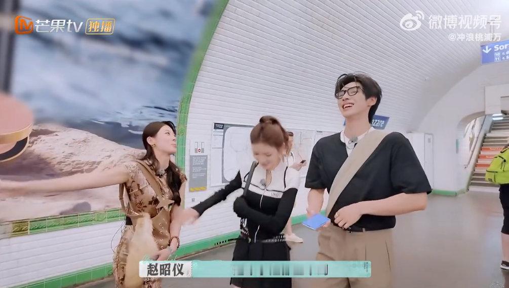 张予曦赵昭仪颜安各有各的笑料 三人地铁上欢乐多，张予曦误认数字闹笑话，赵昭仪笑称