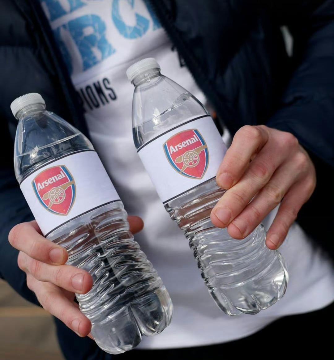 曼城球迷在伊蒂哈德球场外售卖带有阿森纳队徽的瓶装水？这个操作堪称“杀人诛心”的教