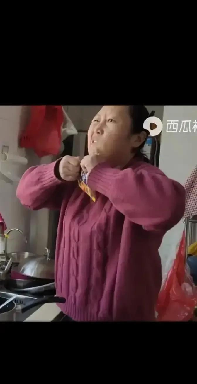 Luna酱清晨六点开播教围巾，亮片外套配荧光绿，边系边喊显白十级明星同款。
我蹲