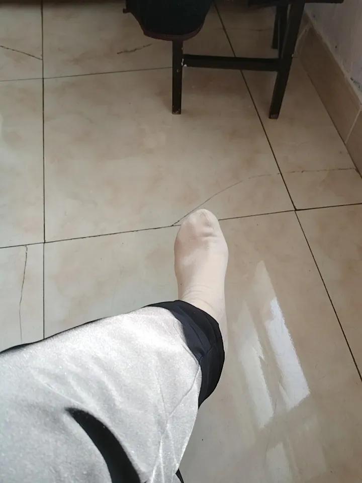 两个不要钱的经验，能帮一个是一个。
正值寒冬，脚裂口子的不少，后脚跟裂开一个红口