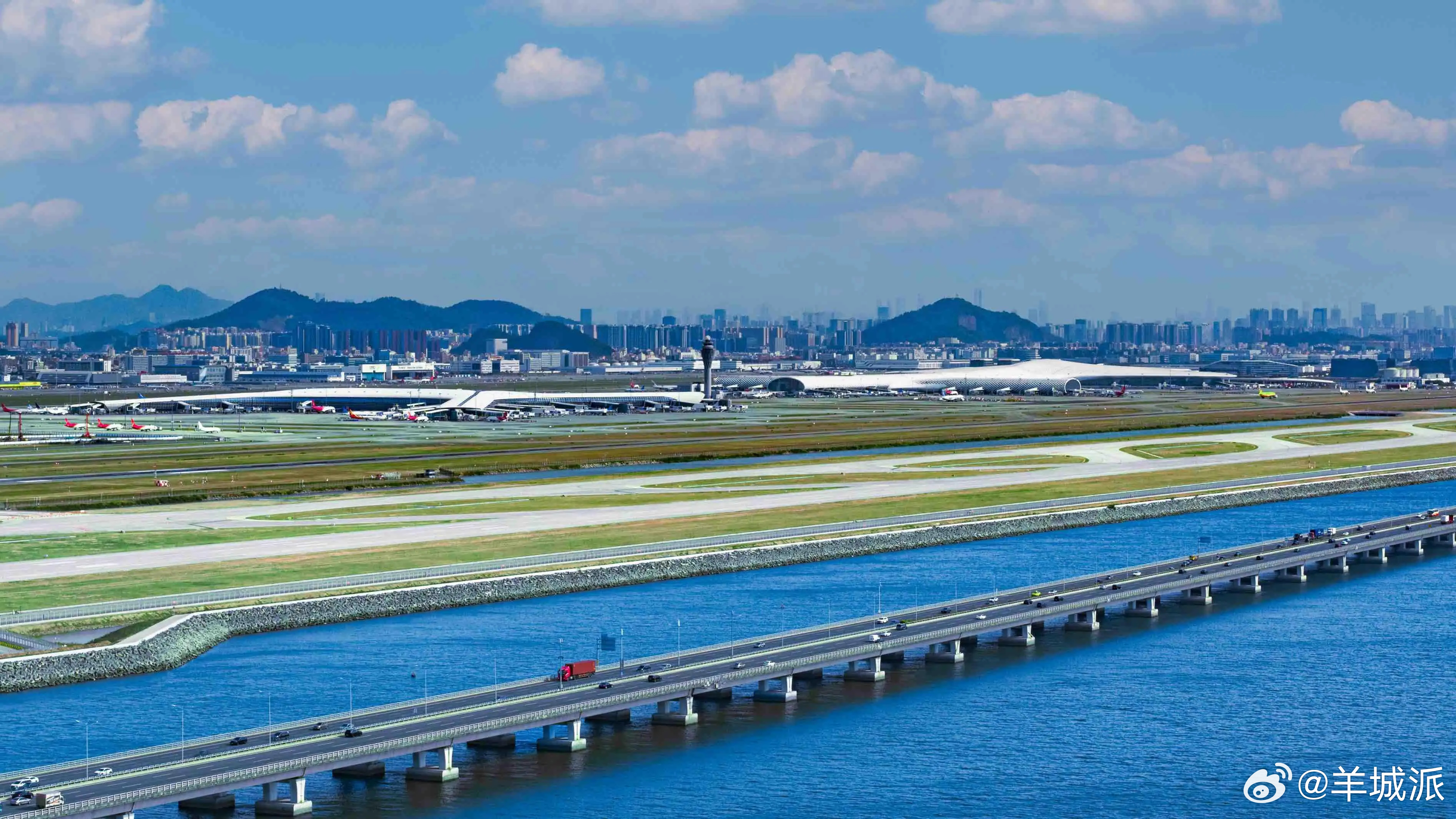 【深圳新增一条飞机跑道，大湾区新增“一双翅膀”】11月29日10时08分，深圳航