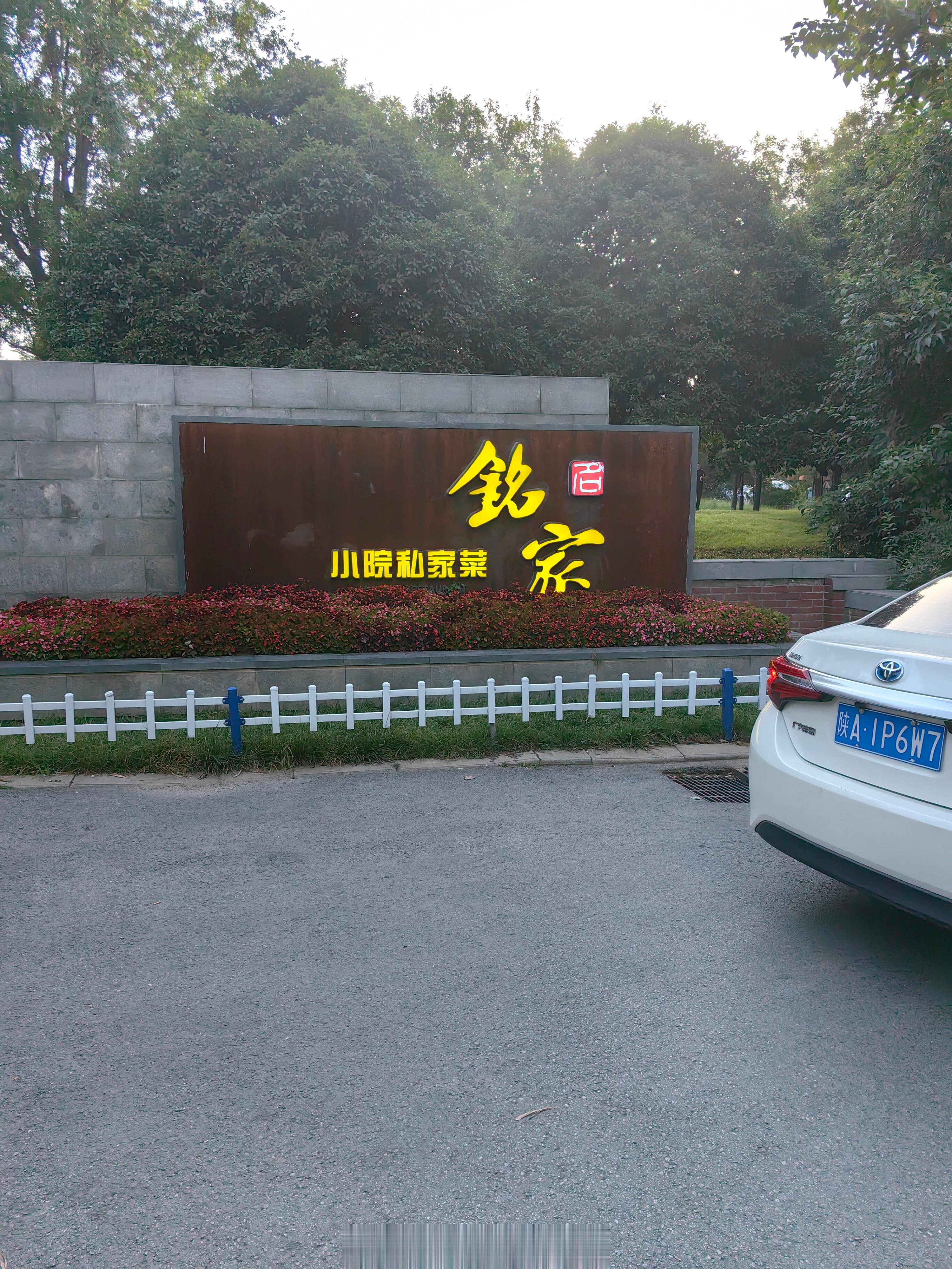约会开始，美女的照片就不曝光了[挤眼]  ​​​