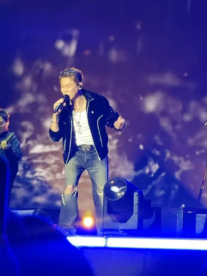 谁教陶喆跳的舞 别人跳舞是表演，陶喆跳舞是行为艺术。你看不懂他在表达什么，但就是