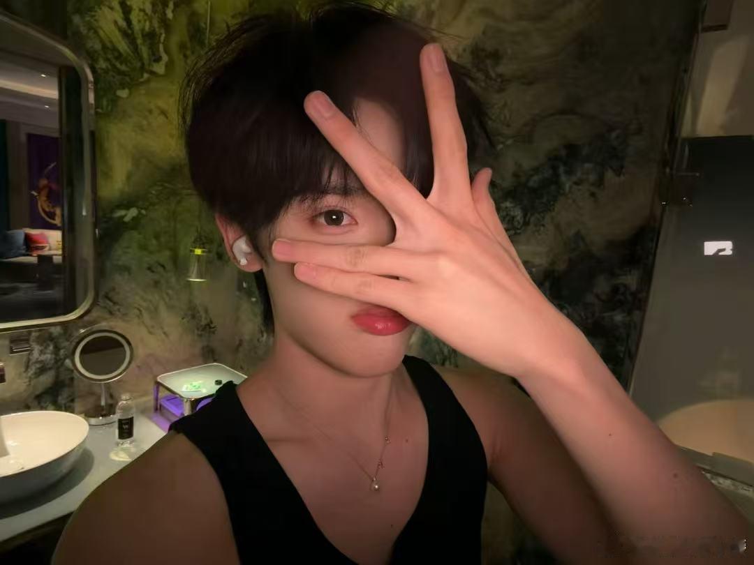 余宇涵舞姿曼妙一分钱奶茶更想要 看余宇涵跳舞太舒服了，舞姿曼妙，肢体灵活，每一个