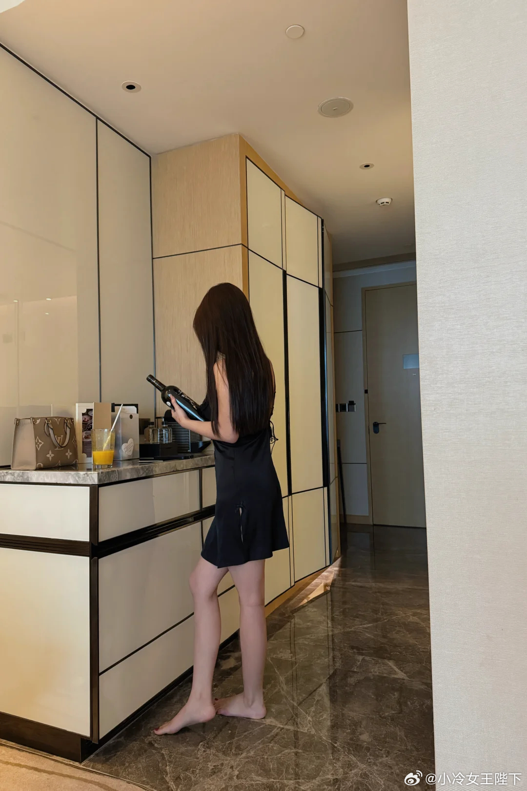 发点朋友圈吃不了的细糠早起不化妆在酒店也能美美出片 只可惜都是雾根本看不到外面的
