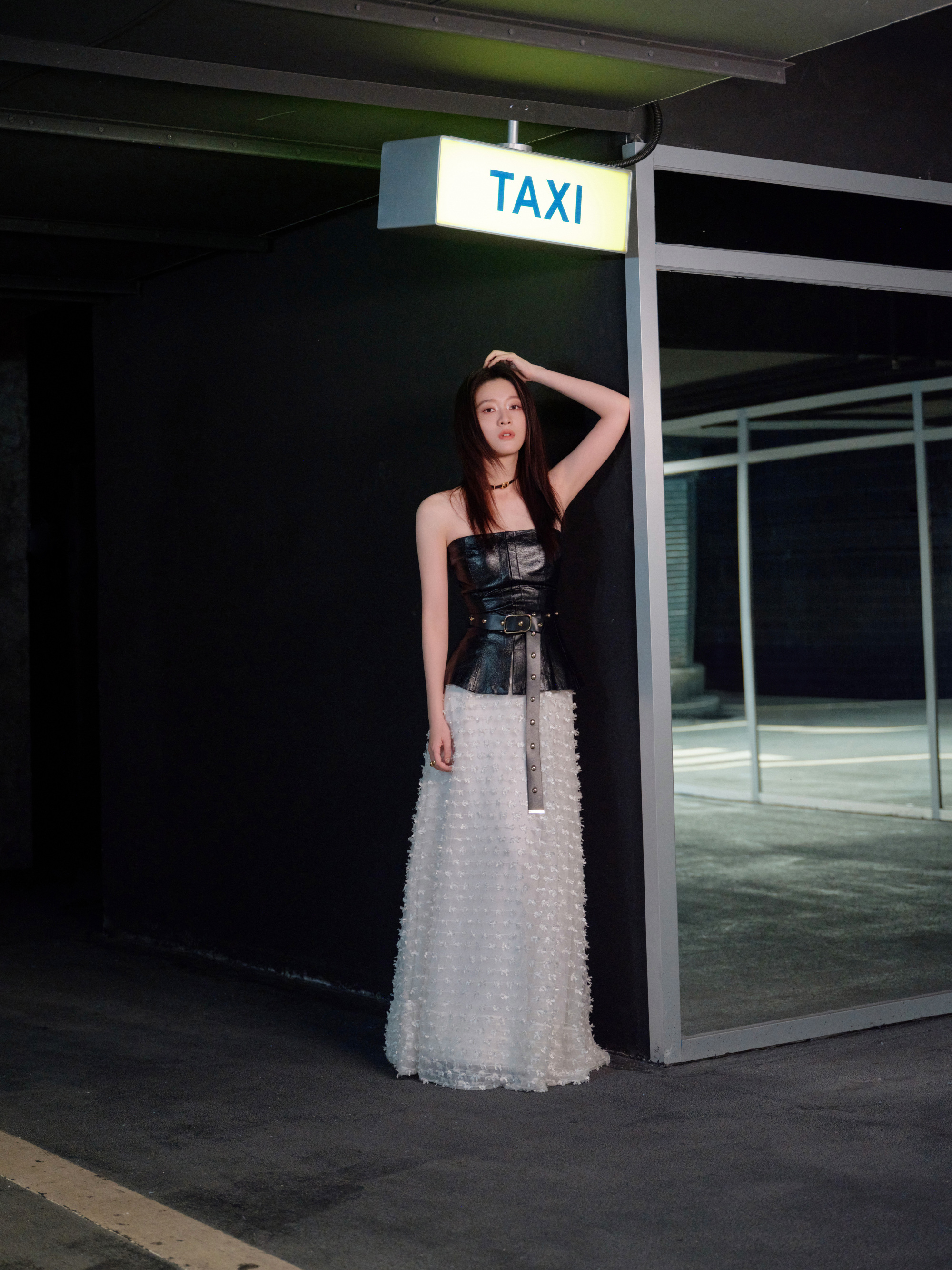 张雪迎，黑白之间，酷美尽显。张雪迎