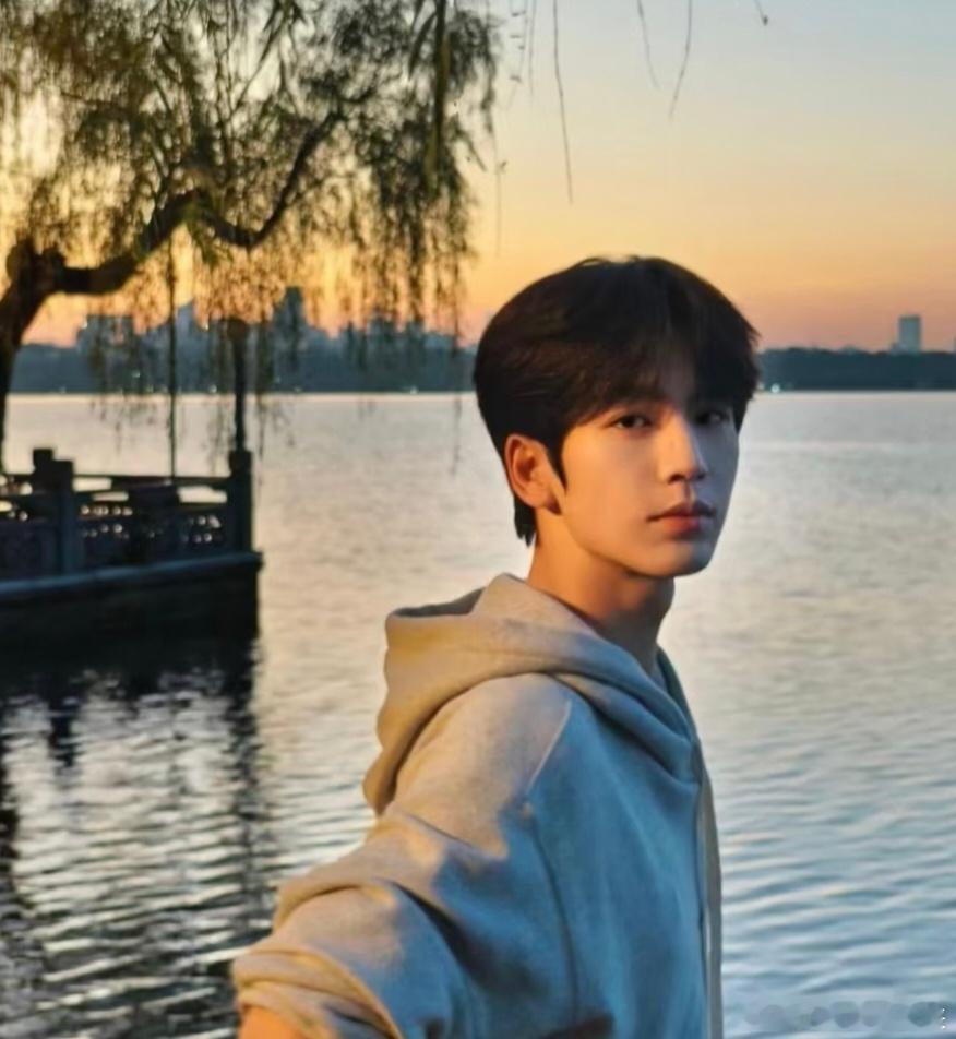 我很喜欢抬头看天，大自然拥有治愈一切的能力，偶然看到几张张凌赫抬头看的照片，他也