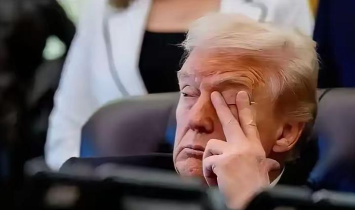 特朗普这回该急了，短短24小时，连吃三个大瘪。中东的火还没扑灭，美国后方就起了大