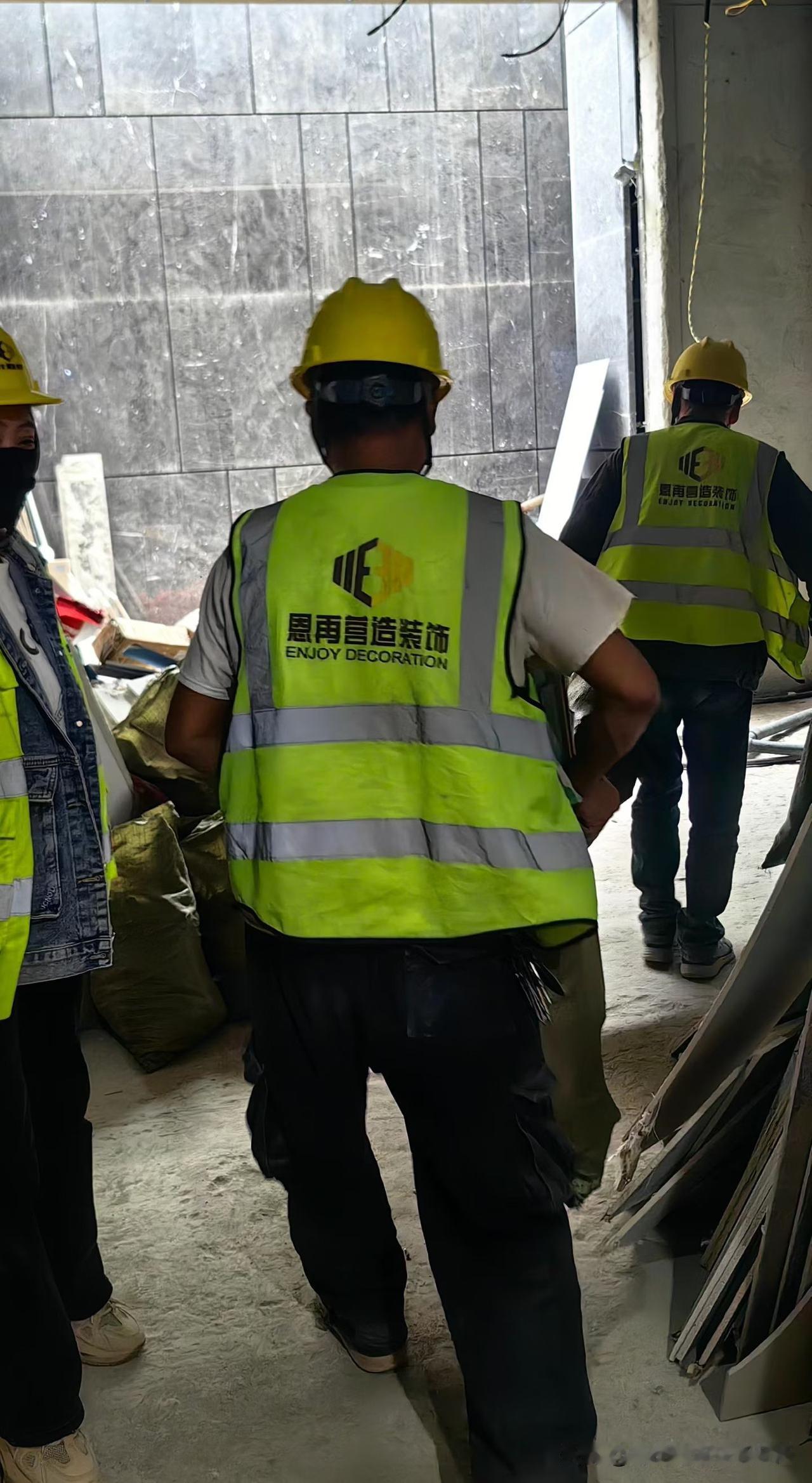 搬运是个重体力活[强][强][强]
​值得尊重的每一位工地人
​[握手][握手]