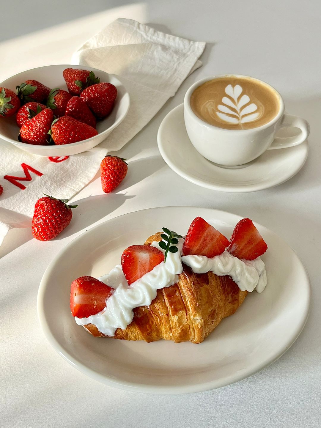 快手早餐🍓草莓酸奶可颂🥐拿铁☕
