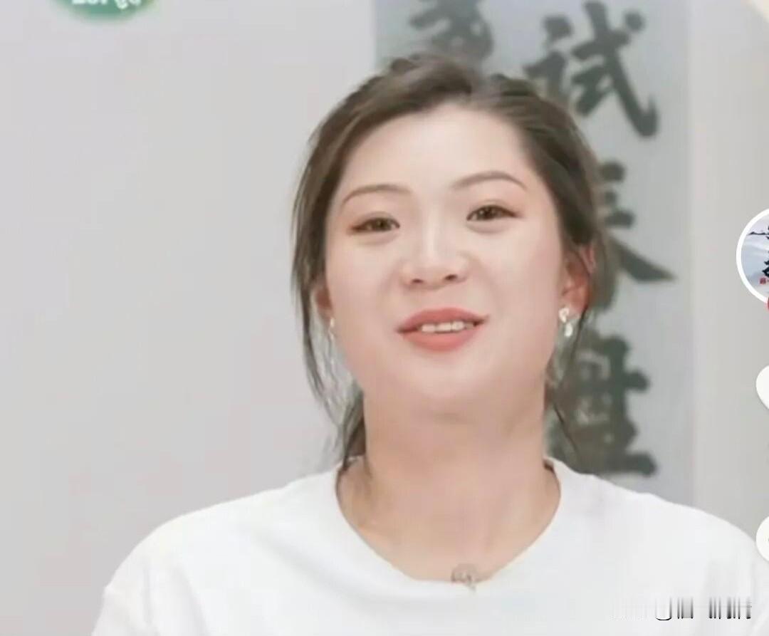 直播间里，黑粉刷屏
“陈林是经理，许盼啥也不是”，
这招够阴险吧？换作一般人，可