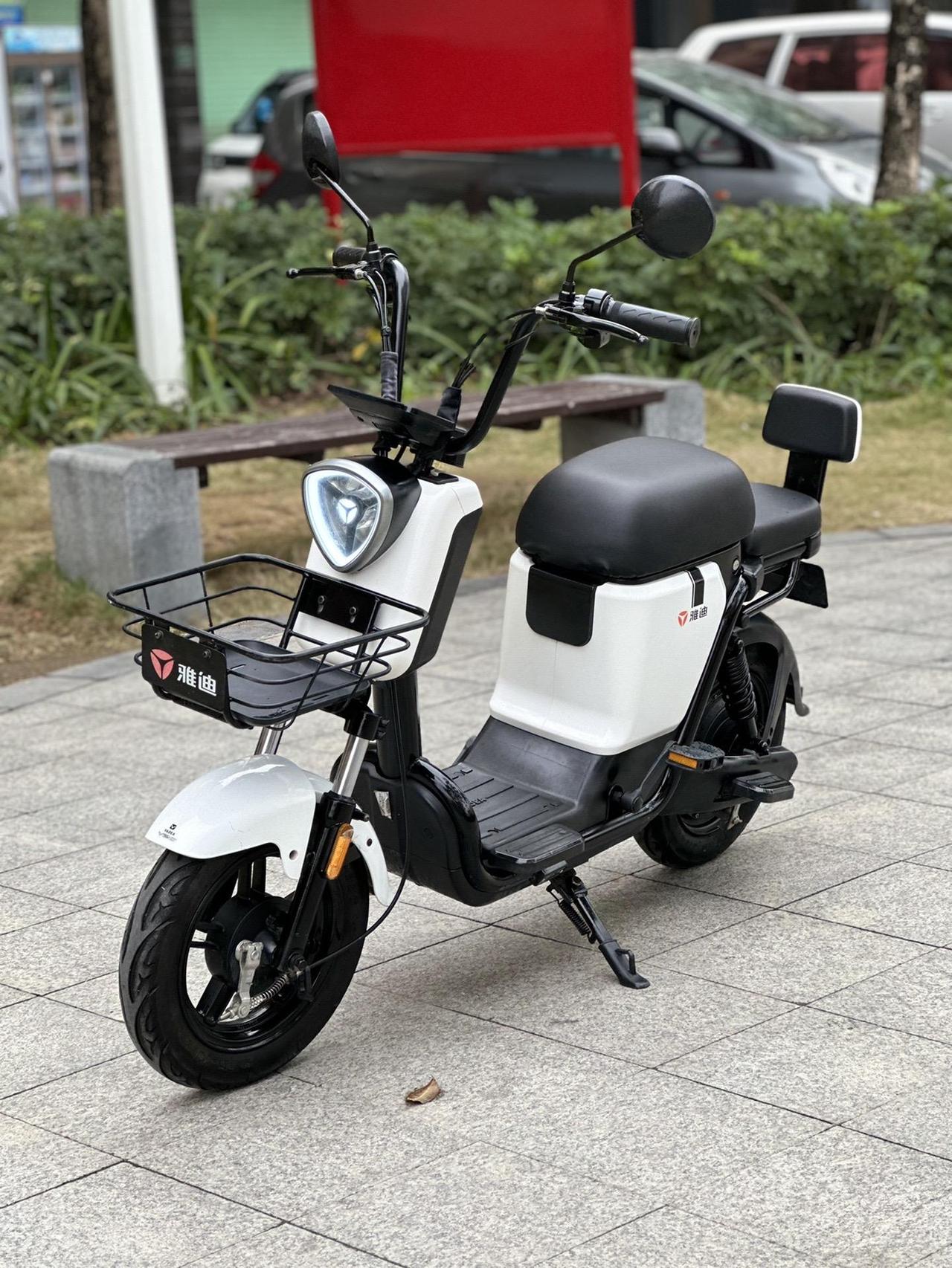 骑电动车的好处真的太多了：轻便灵活、省钱省力，还不占用公共空间。
 
一辆汽车的