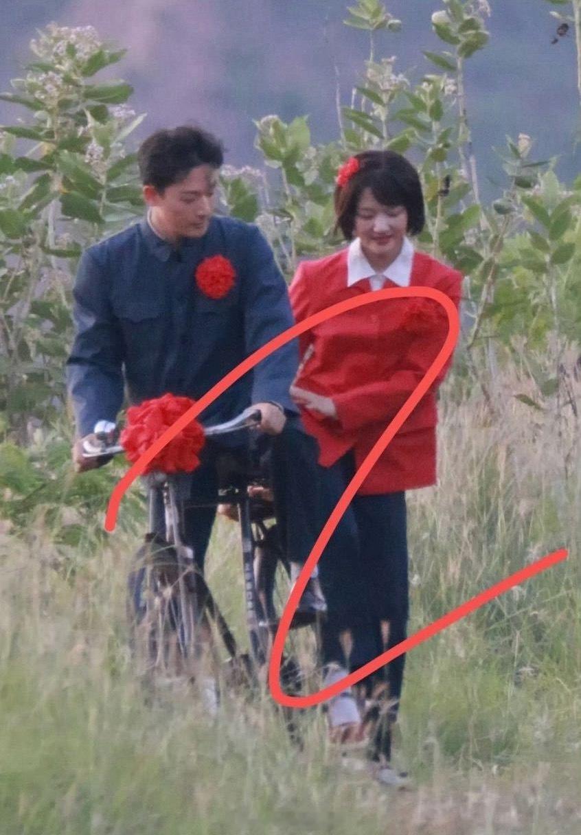 刷到柿柿如意路透，我竟然觉得，张晚意和任敏二搭的效果，比一搭的好。年代文都在舒适