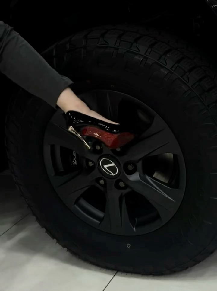 看轮胎就是硬派SUV