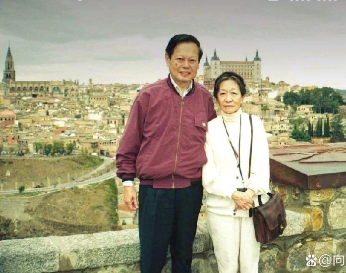 你见过杨先生和原配杜女士合影的这张照片吗？
      照片拍摄于1993年，地