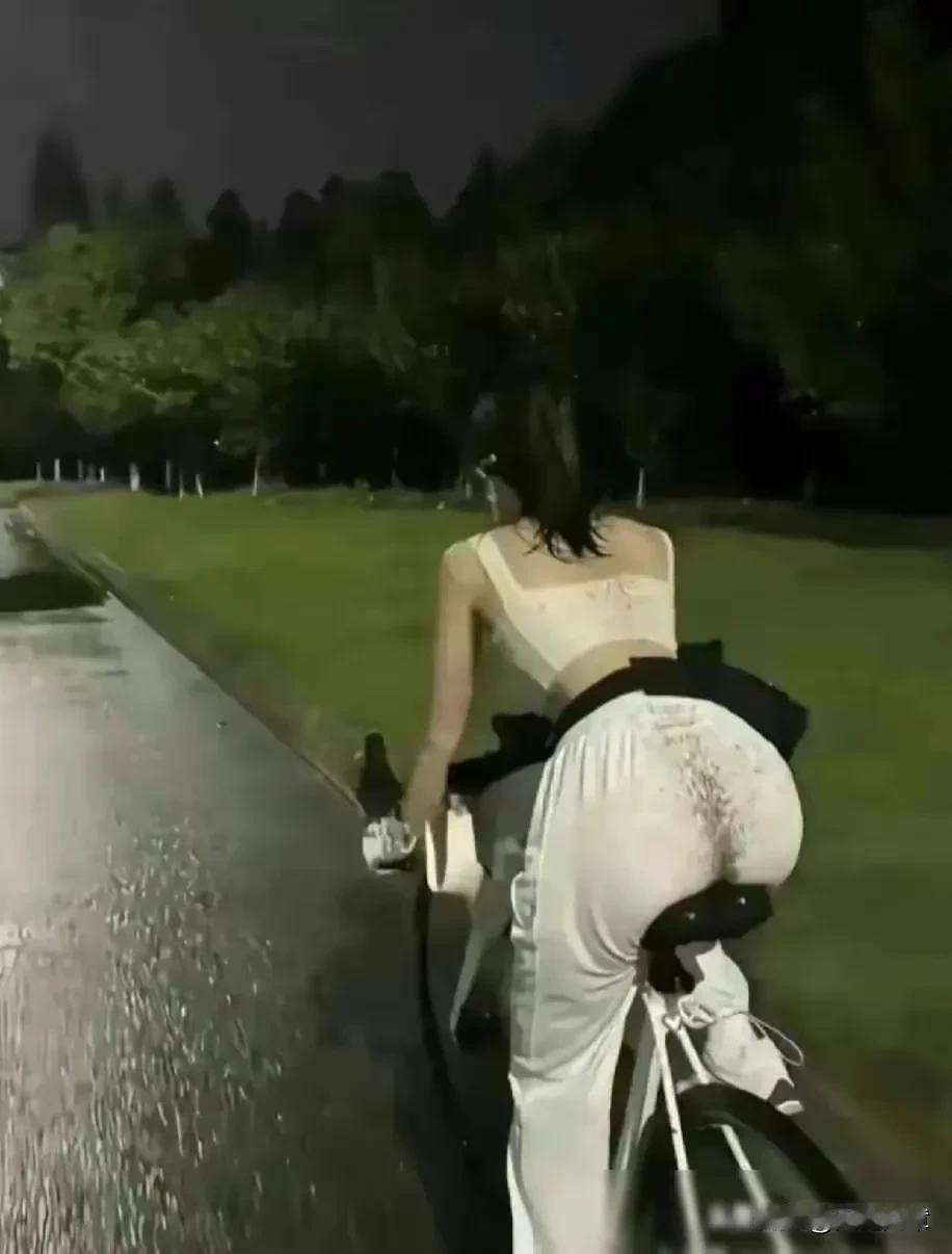 ​罗素说：“不要因为睡懒觉，而感到自责。因为你起来，也创造不了什么价值。你能在浪