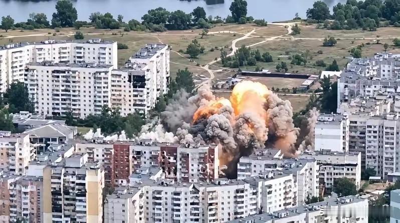 俄罗斯空天军苏-34前线轰炸机对赫尔松以南卡拉别洛夫地区的乌军第414无人机旅（