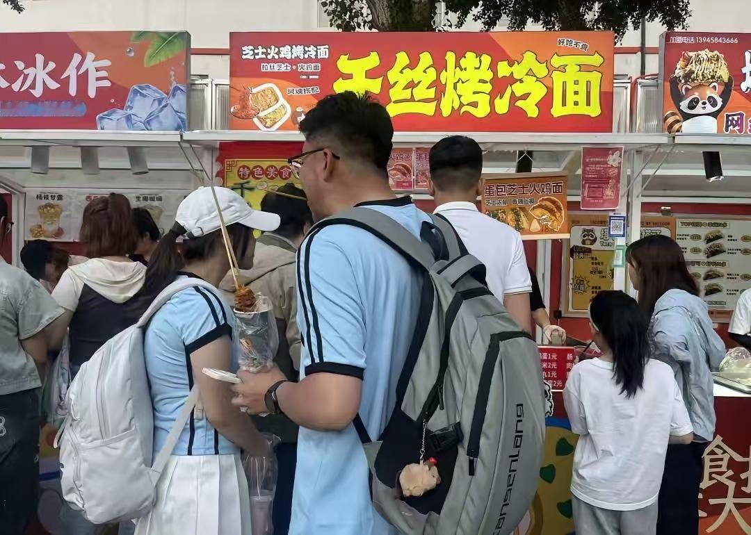 哈工程夜市终于开啦！ 人挤人也太热闹了，烟火气直接拉满！现场能玩拼豆、听驻唱，扫
