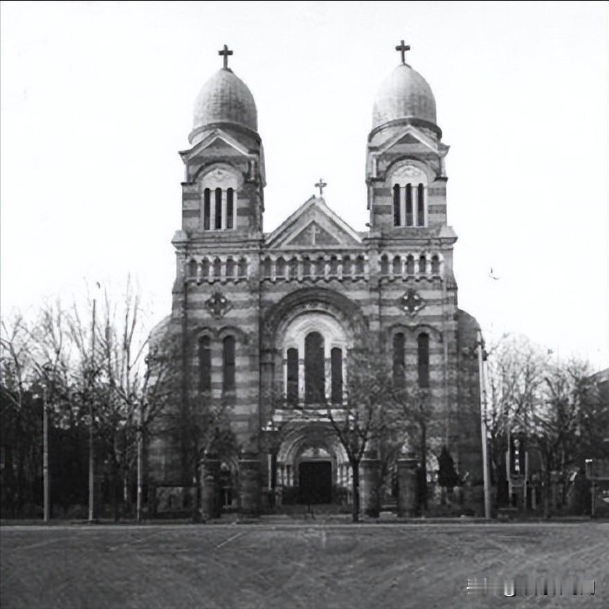 天津有一个恐怖的凶宅，据说这个凶宅是一个教堂，而这个教堂里的神父经常帮助穷人和孤