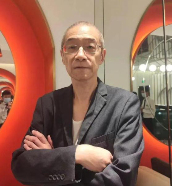 上海这对母子火了！69岁孝顺大爷带着96岁老母亲，放着自家房子不住，每个月硬花一