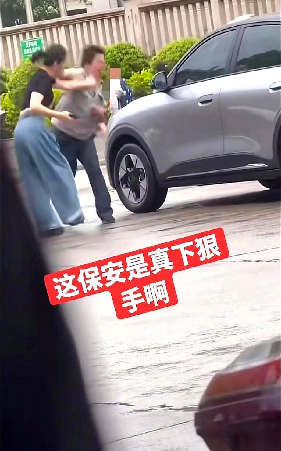 聊聊那个一巴掌把女人耳膜干穿孔的保安。
很多人只看到了他动手，但镜头往前倒几秒，