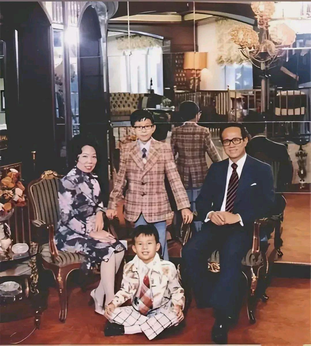 上个世纪70年代，李嘉诚在香港豪宅内的一张全家福照片，老爷、夫人、大少爷、二少爷