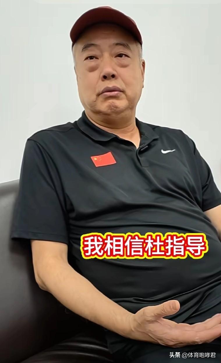 杜锋盼来援兵！
由于兼职工作太多，杜锋如今已经无法专注于广东男篮的执教工作。比如