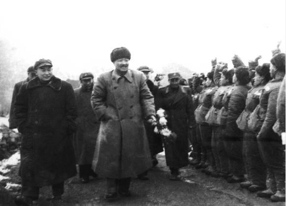 贺龙率祖国慰问团慰问志愿军部队，左一谷景生