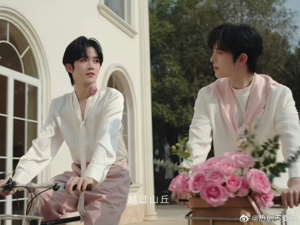 世界纷纷扰扰的同时，有人依然在甜甜蜜蜜星邱第一枝玫瑰