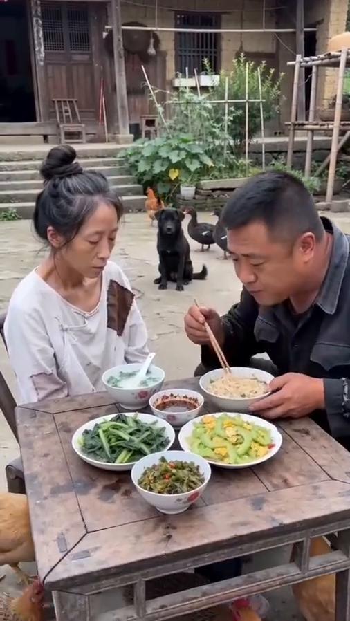 这是我爱人，她生病了，我照顾她十几年了。朋友们，能给一个鼓励吗？