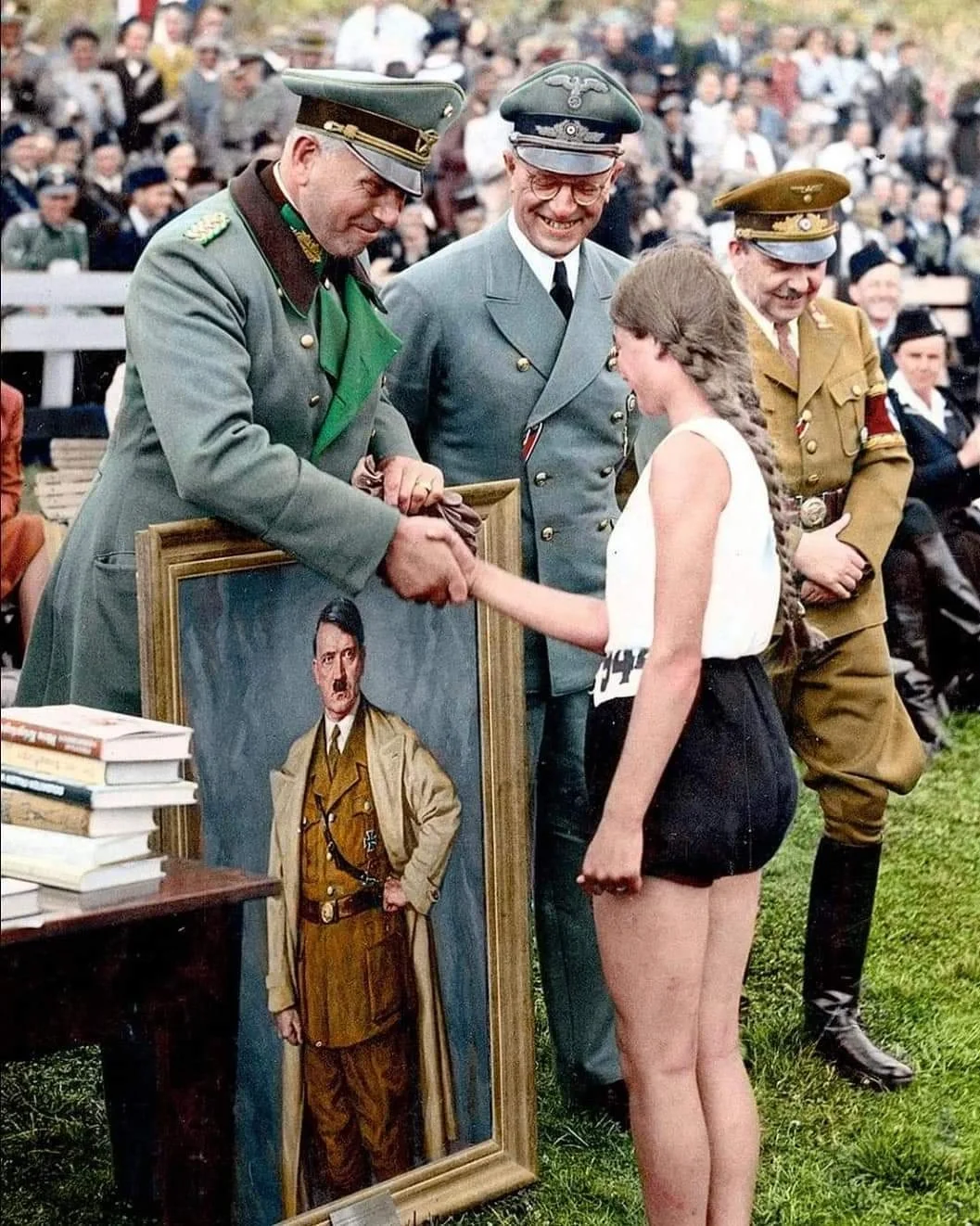 1941年7月21日，荷兰海牙，奥托·舒曼将军在体育比赛中把一幅小胡子...