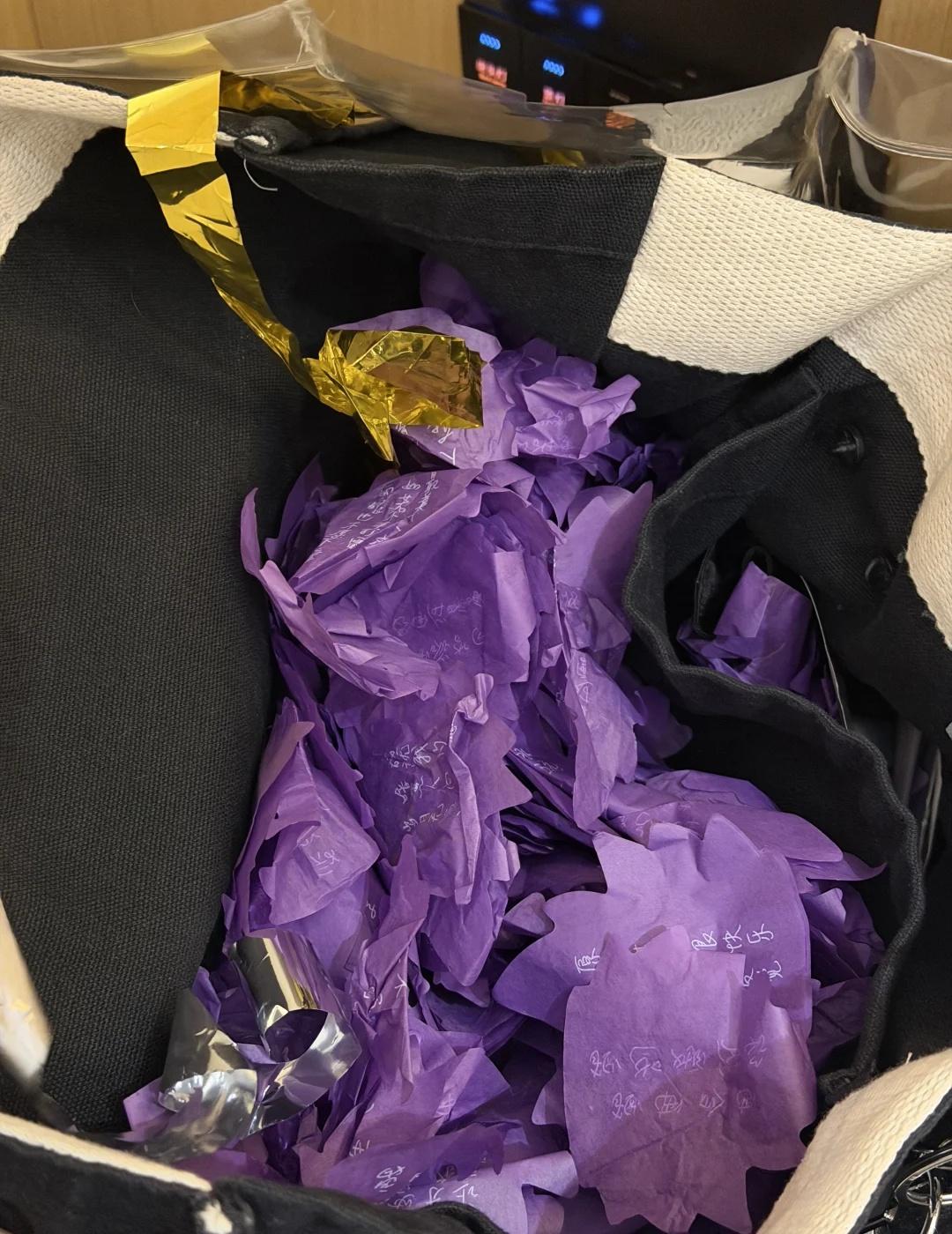 真正的叶子大户出现了
穿着大头仔捡叶子
被工作人员认出来说“你们陈奕迅粉丝喜欢捡