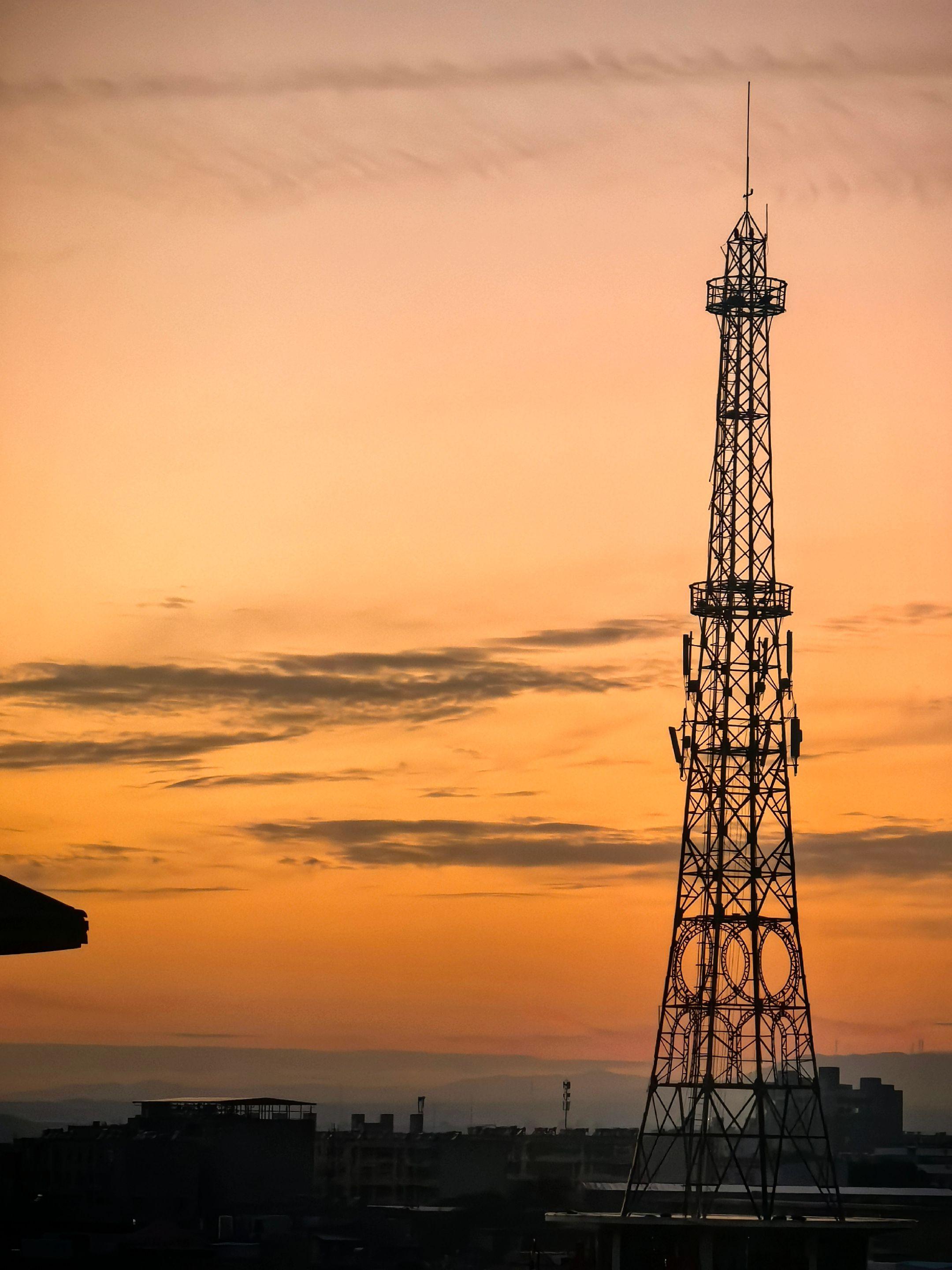 我不停感叹时间流逝的太快 但突然发现我们也一起走了很远的路.