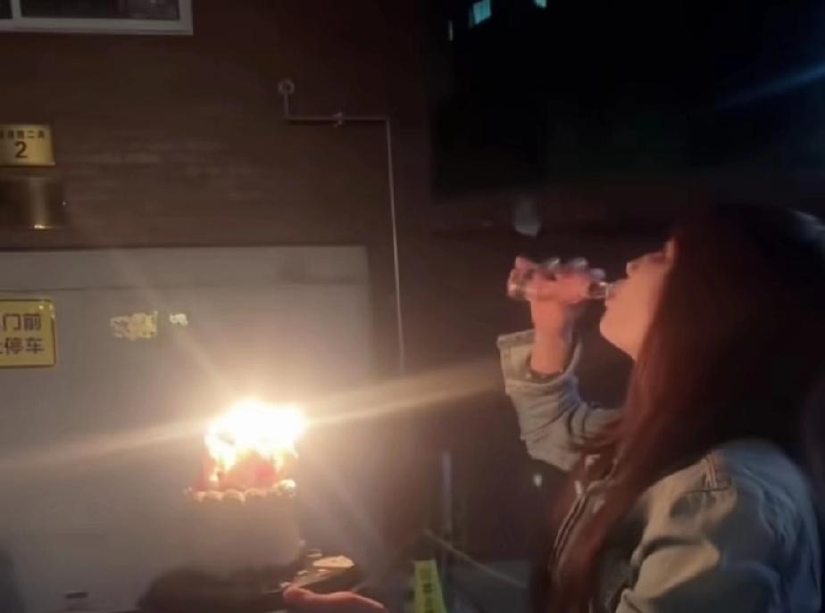女演员王添羽生日模仿网红玩“喷火蛋糕”结果火焰回火，导致脖子、下巴和嘴唇都被烧伤