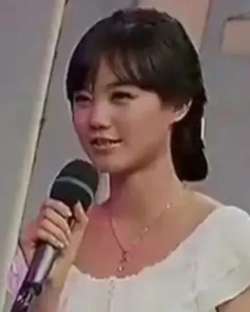 李一桐曾参加过相亲节目，还牵手成功了，这节目信息量真的很大1、她当时牵手的是符龙
