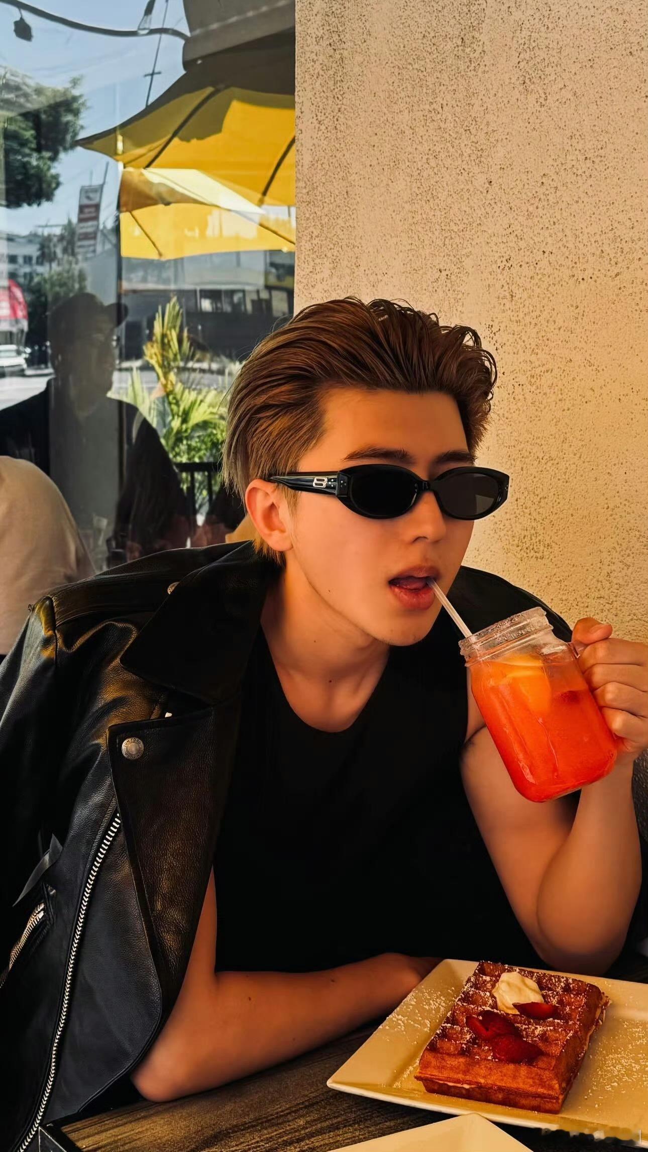 #蔡徐坤墨镜背头随拍##蔡徐坤背头皮衣 cool 感# 蔡徐坤在最新 ins 快