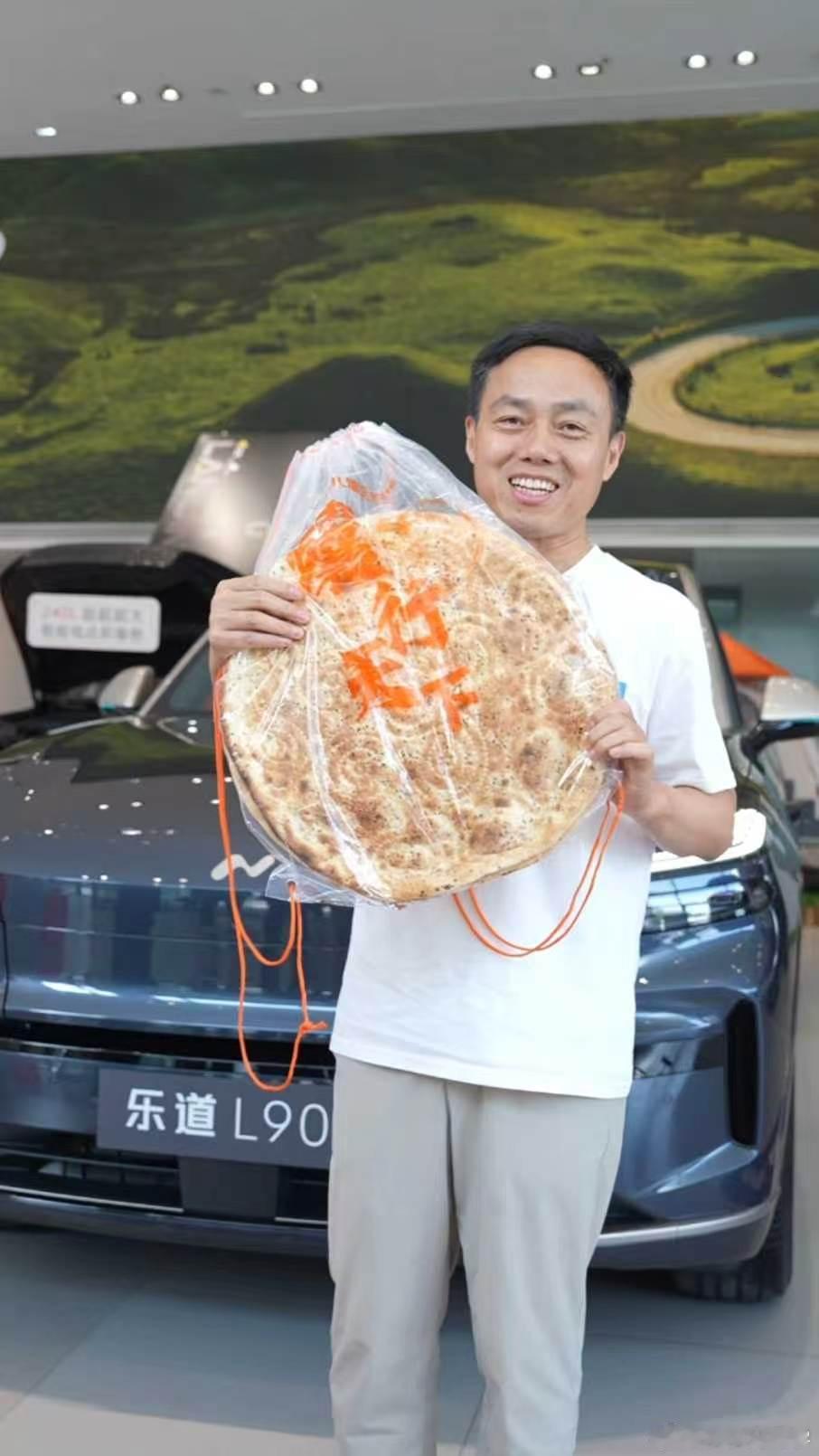 沈博出来整活，有一种萌感。从中秋乐道国庆 ​​​