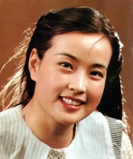 刘晓庆年轻的时候耳朵就大，年纪大了耳朵也随着年龄增长，现在耳朵更大，耳垂也更长了