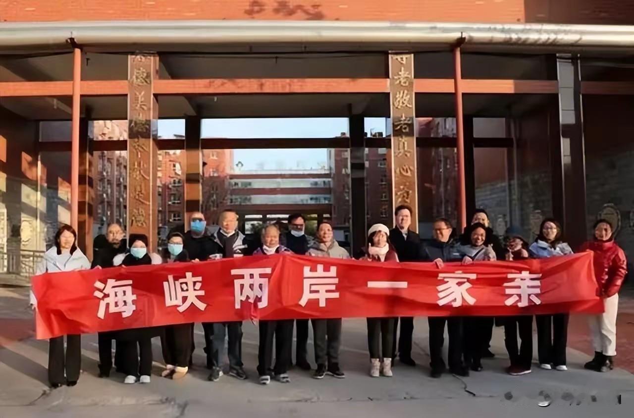 谢寒冰认为大陆走“逼统”第三条路，通过军事演习（如联合利剑系列）、经济施压 （中