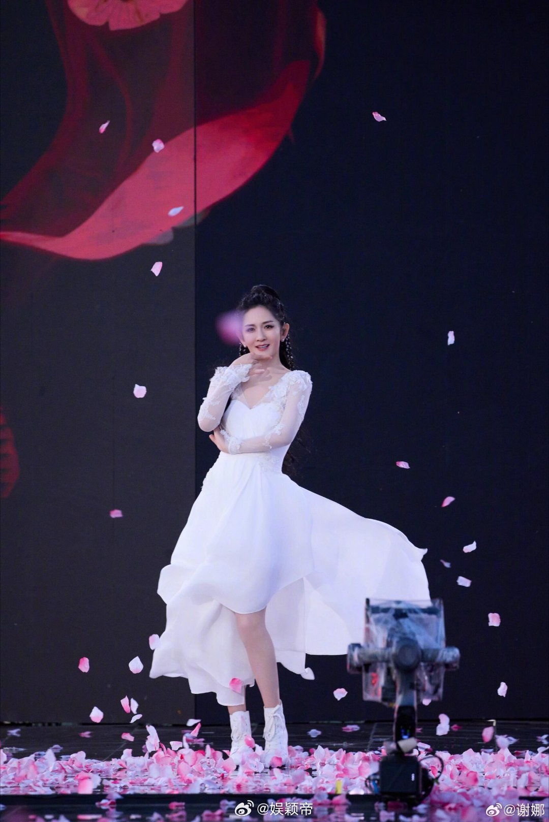 谢娜谢娜栀子花大战菠萝蜜是真的乘风2026她说是阵营对决，其实是老友重逢。栀子花