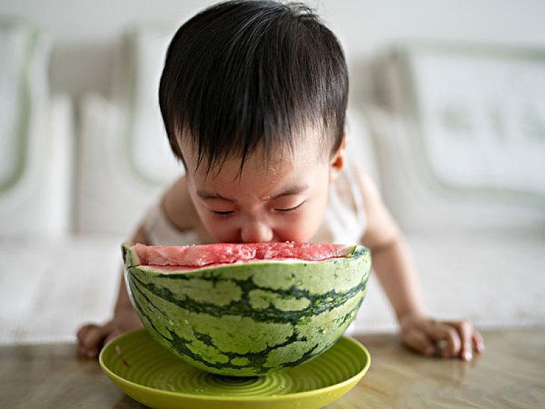 三伏天，记住3吃3不吃，帮孩子把脾胃养回来~
3吃：
1、注意补水，饮食清淡少辛