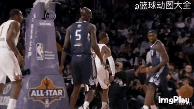 当年以为是王对王，结果发现，原来只是个渣渣詹。
请欣赏，科比无情戏耍詹姆斯。