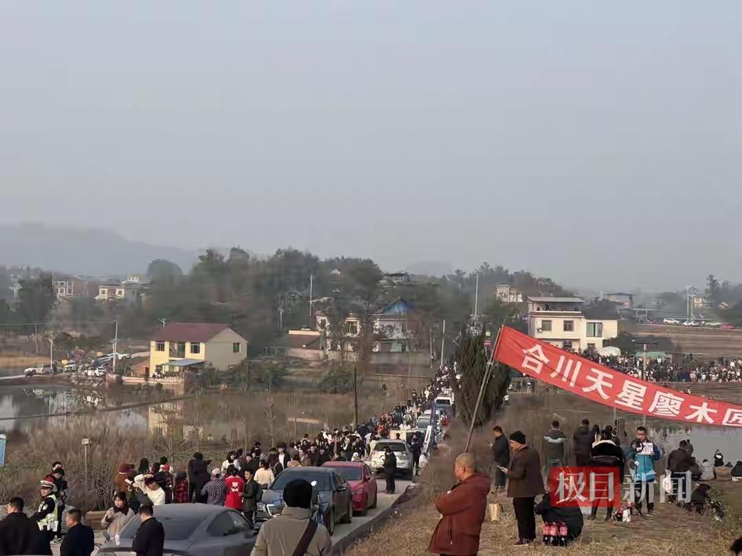 实探“千人帮忙杀猪”的合川庆福村：热闹如5A级景区，车流堵到5公里外，有网友骑摩