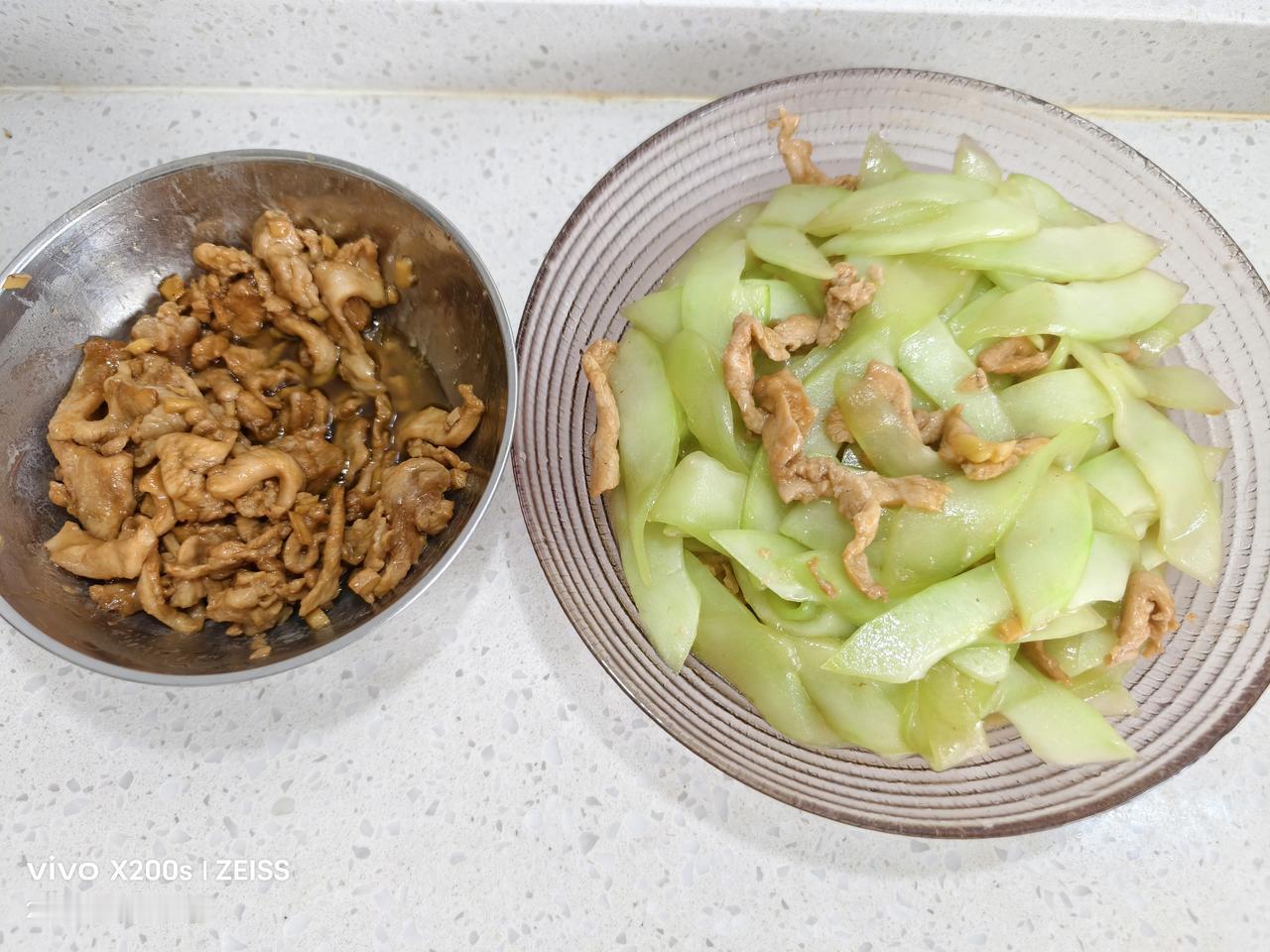 记录我的2026鸡胸肉炒黄瓜：用鸡胸肉炒黄瓜比猪瘦肉炒黄瓜好吃，这是老伴的原话。