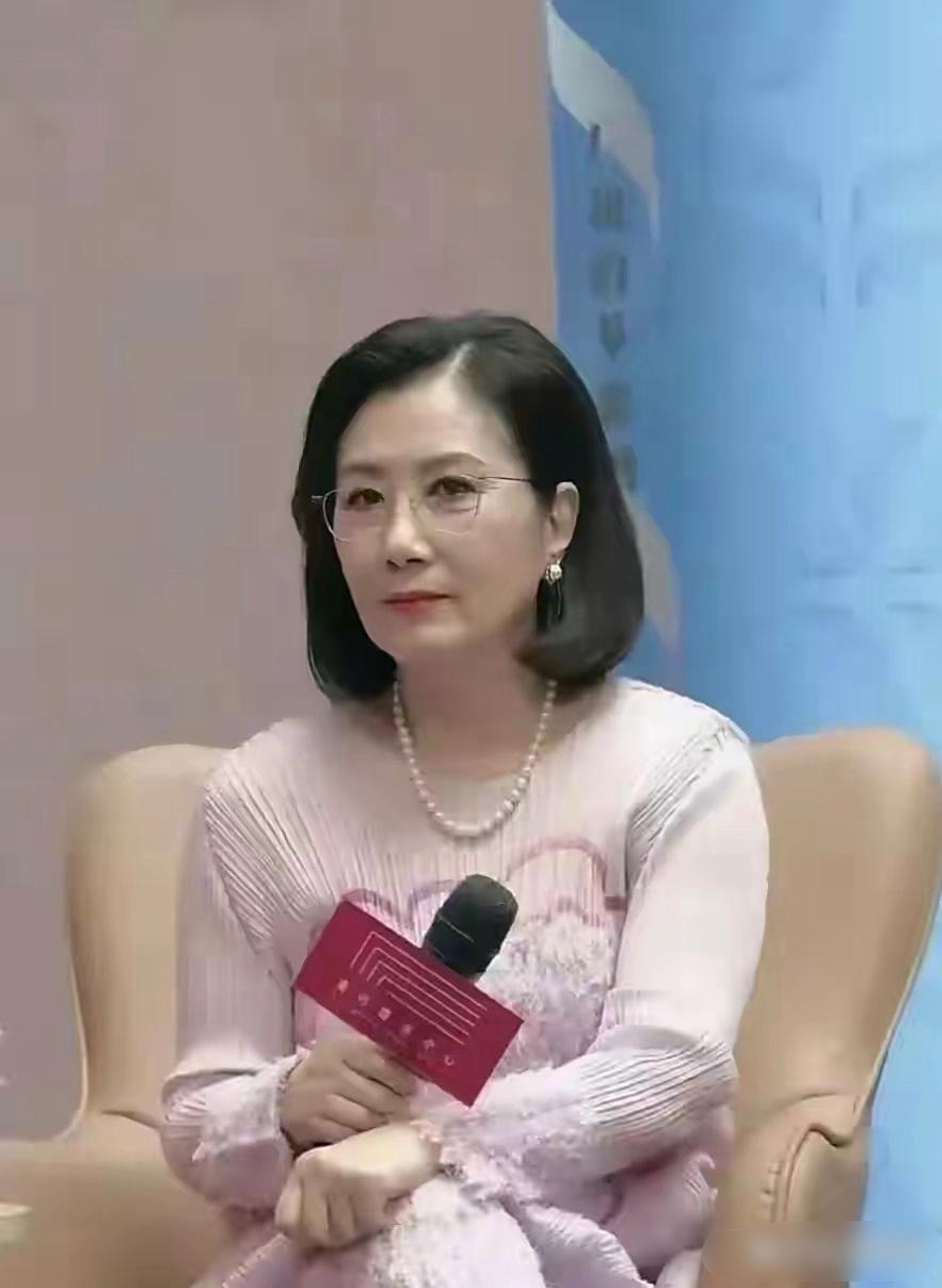 汪明荃快80岁了？这状态你信吗？皮肤白到发光，紧致无皱纹 ​​​
