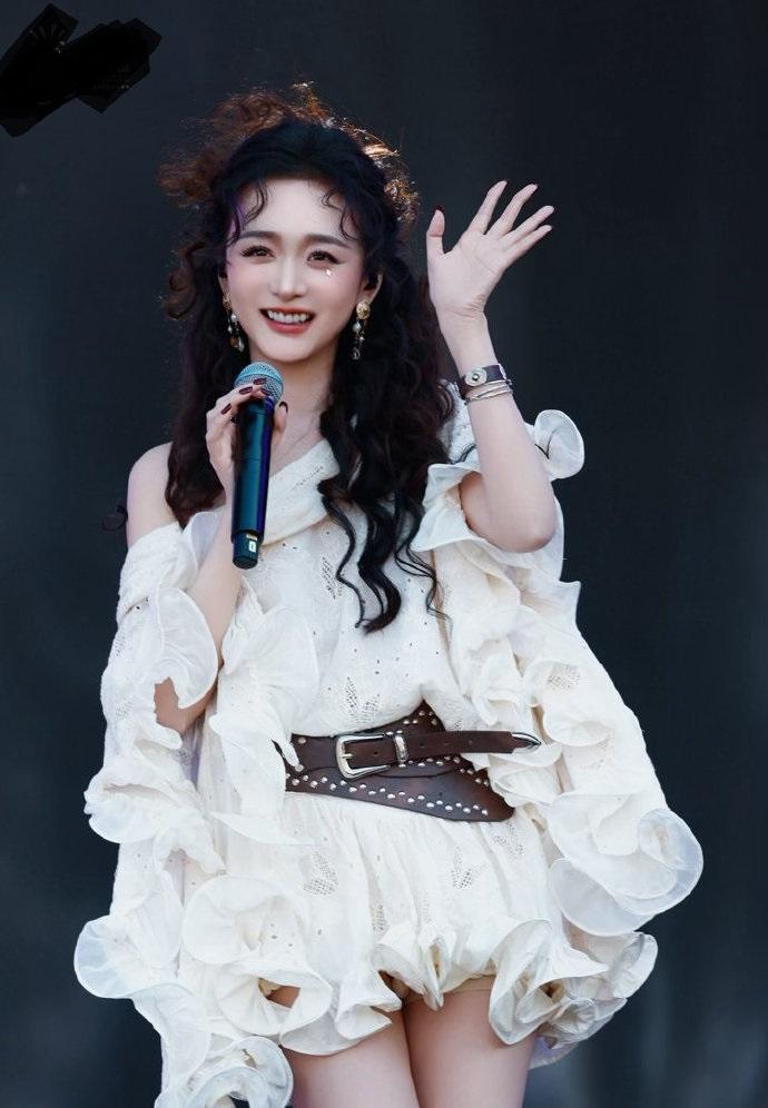 最近何泓姗在出席音乐节的时候搭配了一件白色的裙子，看上去年轻又靓丽。

何泓姗搭