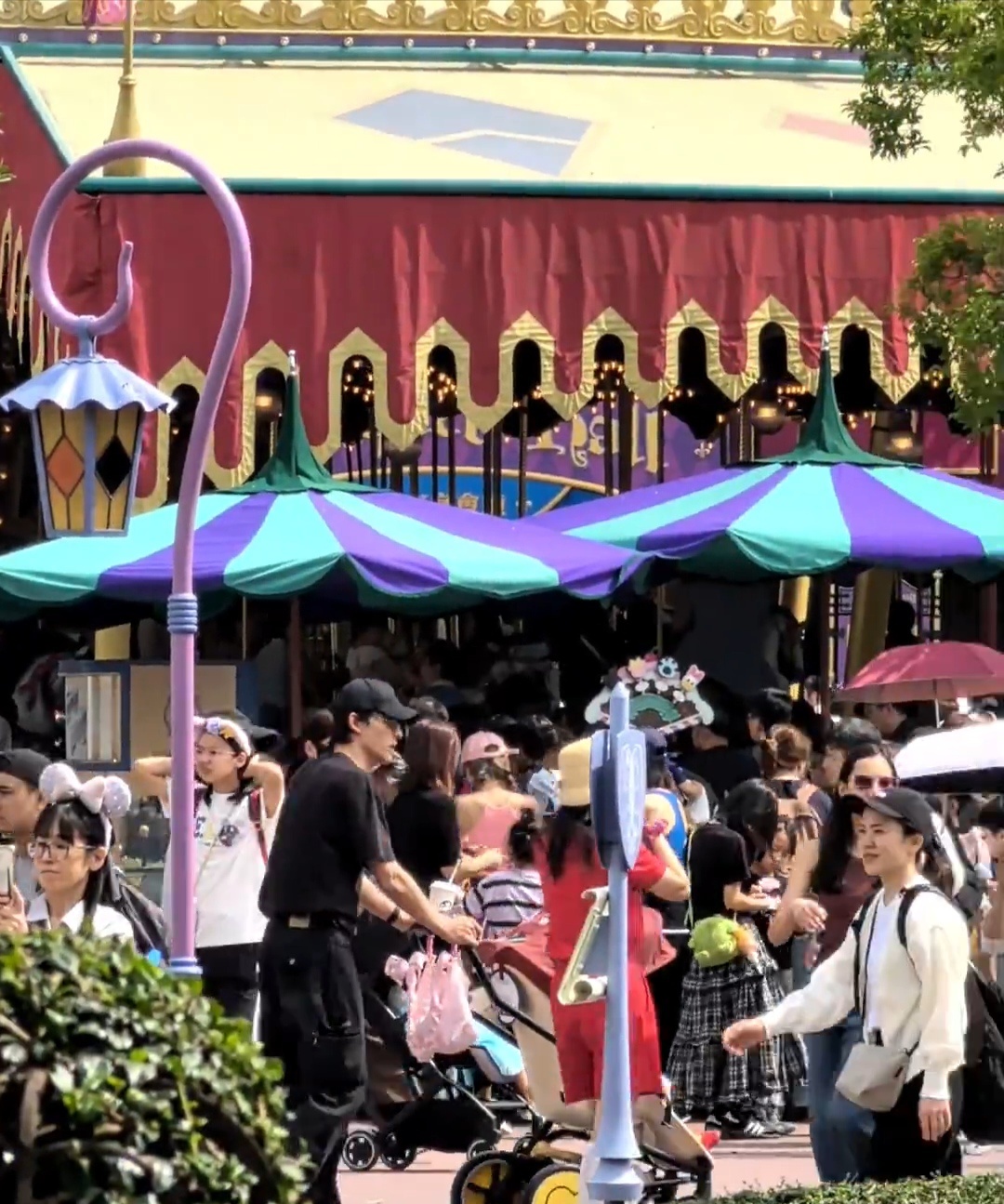 吴倩张雨剑带女儿逛迪士尼迪士尼偶遇吴倩张雨剑带女儿 吴倩张雨剑带女儿逛迪士尼，又