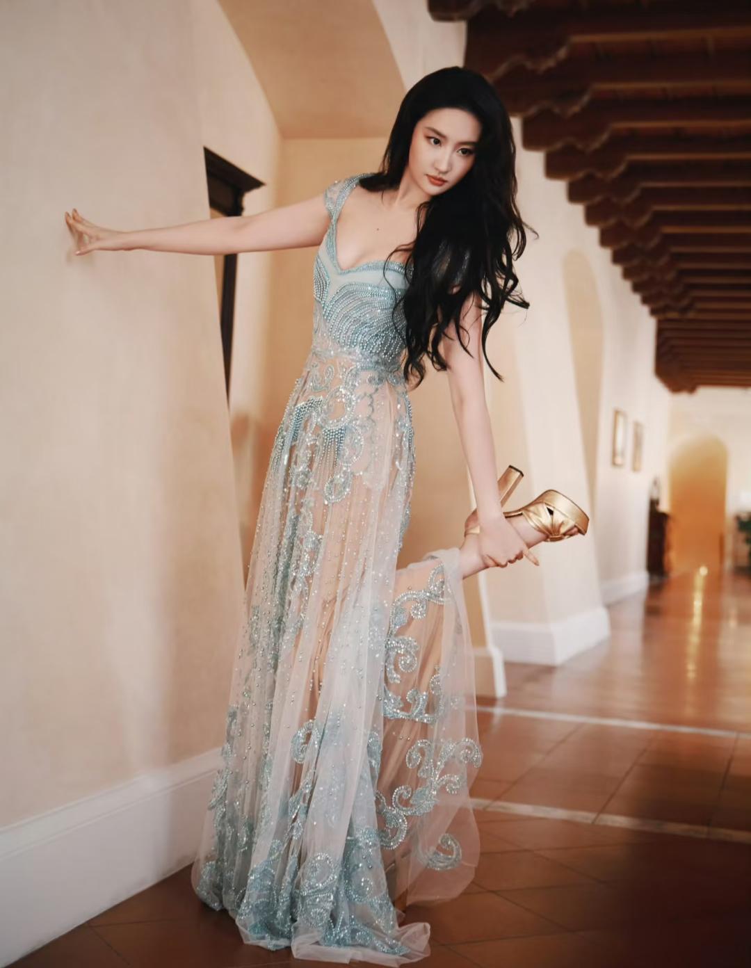 刘亦菲，人间仙女，简直是女神级别!
请用一句话形容刘亦菲刘亦菲 女神 美女人像群